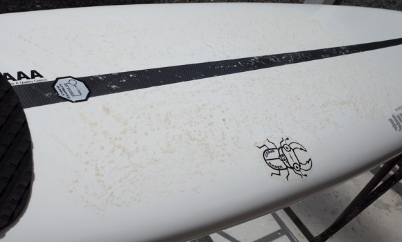 サーフボード ワックスのキレイな剥がし方-塗装タイプの表面が傷つきやすいボードの場合